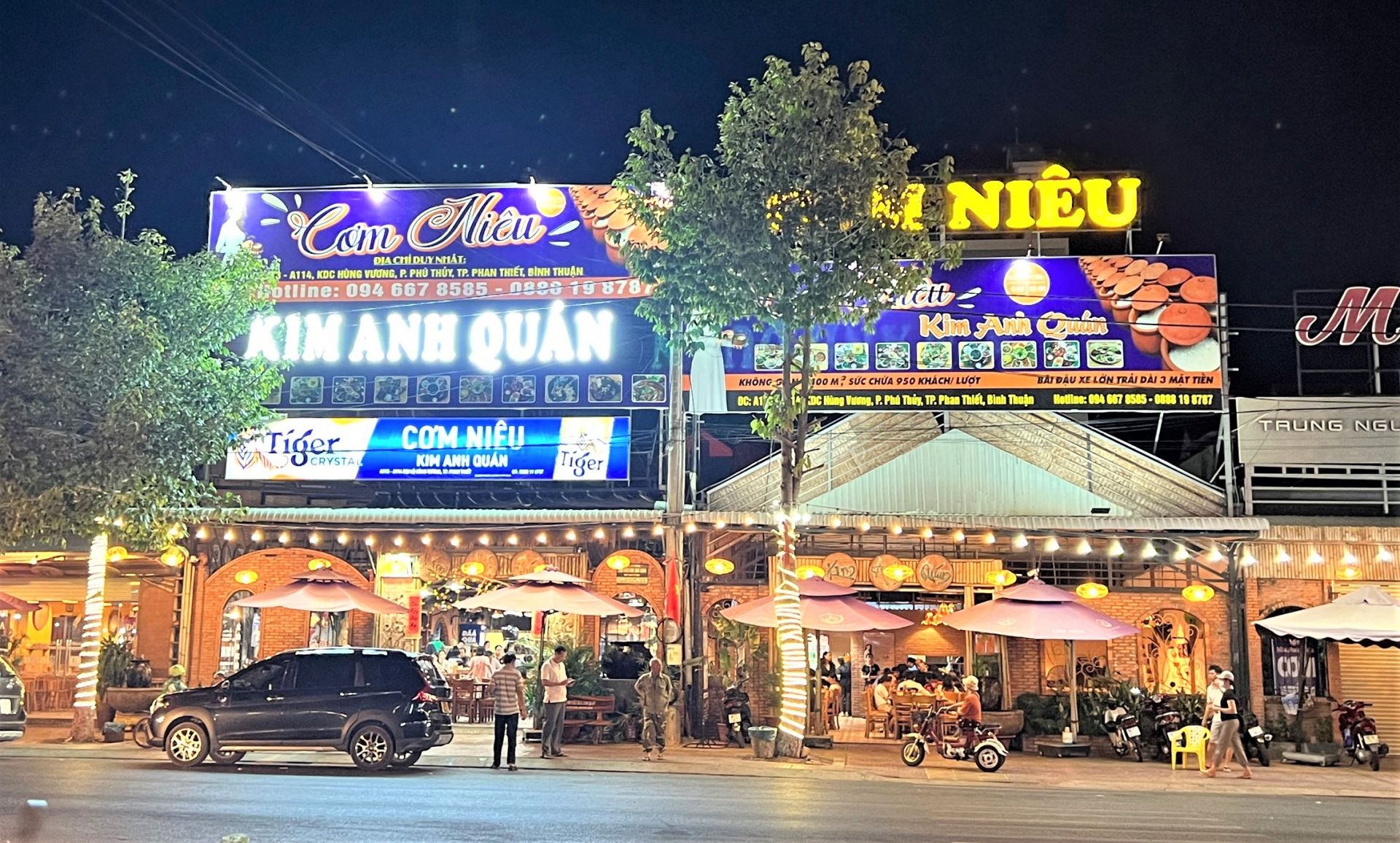 Kim Anh Restaurant is located on the main road of Hung Vuong Street and has a private parking lot for customers