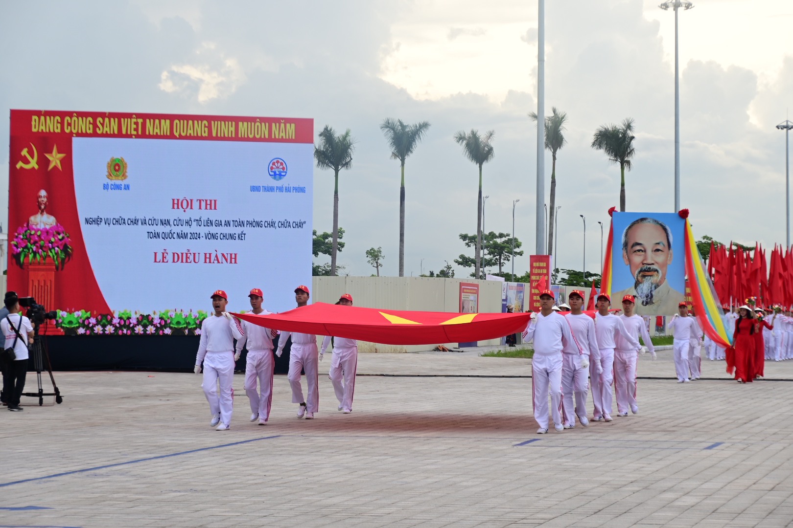 Nghi lễ diễu hành khai mạc hội thi.