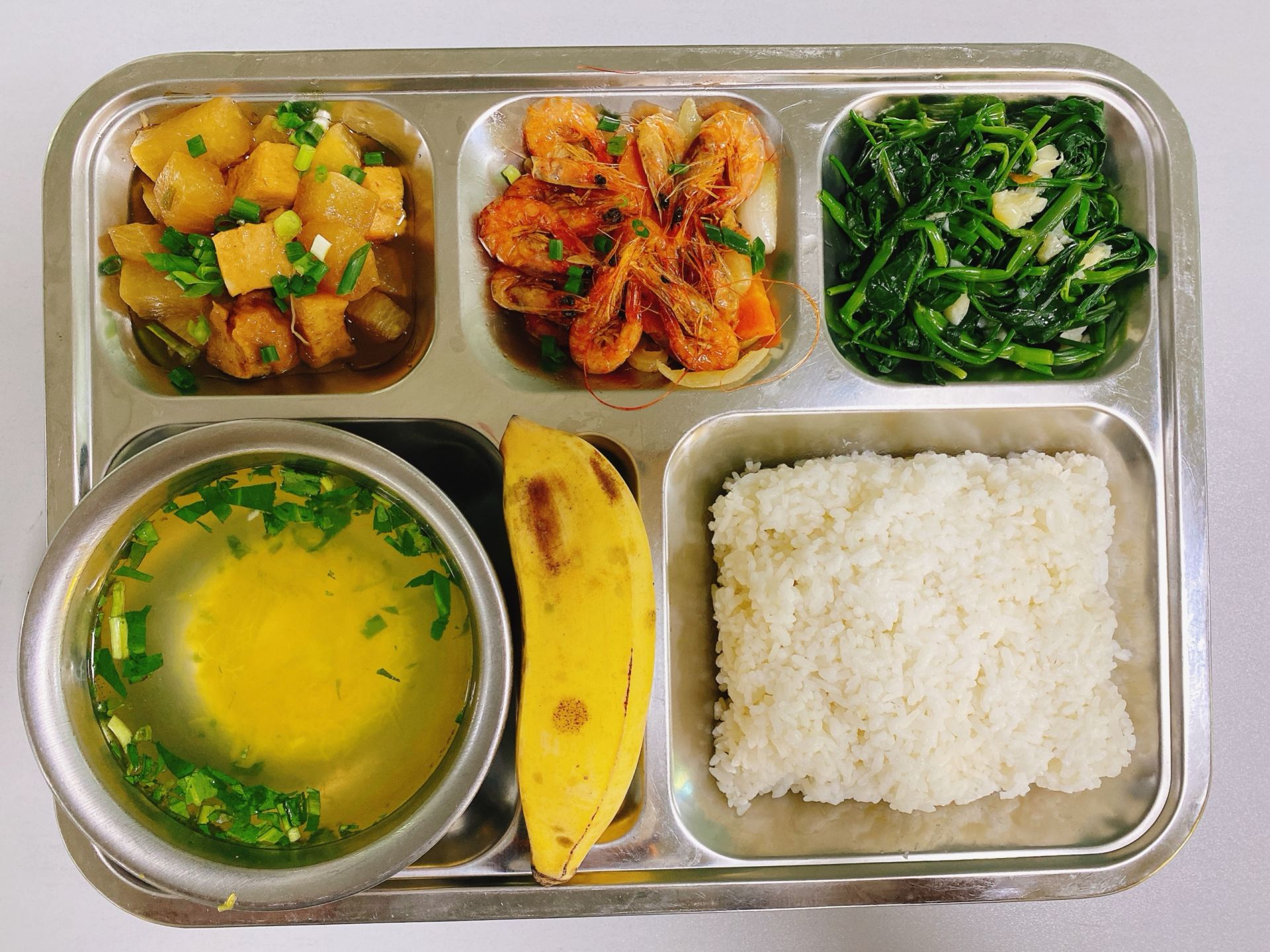 Hoang Nhat Minh Trading Joint Stock Company provides meals that ensure food hygiene and safety and nutritional quality