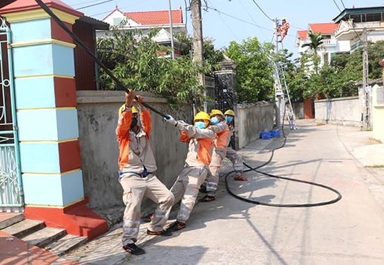 Công nhân Điện lực Phù Ninh bổ sung tăng cường tiết diện dây dẫn đảm bảo cung cấp điện mùa nắng nóng