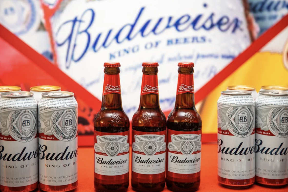 Năm 2017, Budweiser Brewing đã công bố mục tiêu cắt giảm lượng khí thải carbon cho mỗi đơn vị sản phẩm đầu ra trên toàn chuỗi cung ứng xuống 25% và đạt 100% điện năng tái tạo vào năm 2025