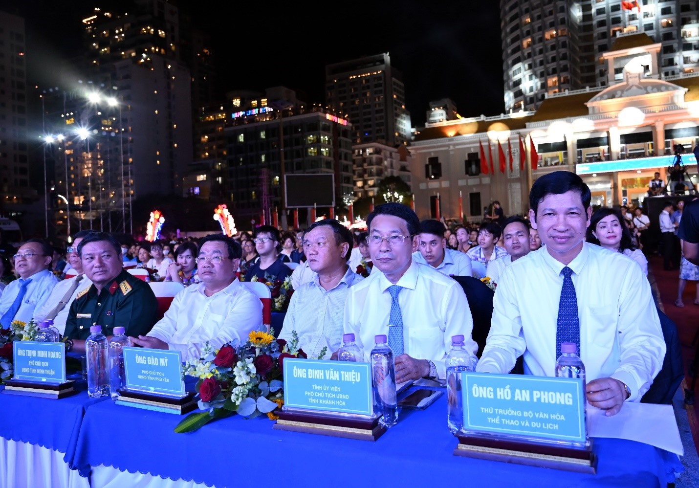 Lãnh đạo các Bộ ban, ngành TW và lãnh đạo tỉnh Khánh Hòa
(Bìa phải qua) Ông Hồ An Phong Thứ trưởng Bộ VH-TT& DL. 
Ông Đinh Văn Thiệu P. Chủ Tịch UBND tỉnh Khánh Hòa