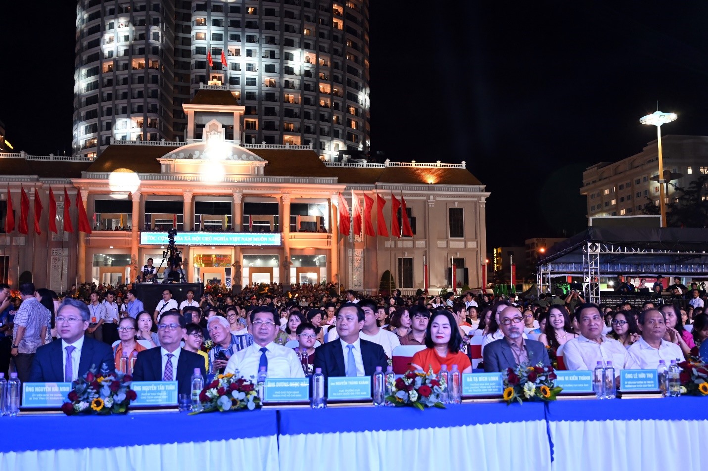 Lãnh đạo các Bộ ban, ngành TW và lãnh đạo tỉnh Khánh Hòa
(Bìa trái qua) Ông Nguyễn Hải Ninh – Bí Thư Tỉnh Ủy Khánh Hòa
Ông Nguyễn Tấn Tuân- Chủ tịch UBND tỉnh Khánh Hòa
Ông Dương Ngọc Hải P.Chủ tịch UBND TP Hồ Chí Minh
Ông Nguyễn Trùng Khánh Cục Trưởng Cục Du Lịch Quốc Gia Việt nam