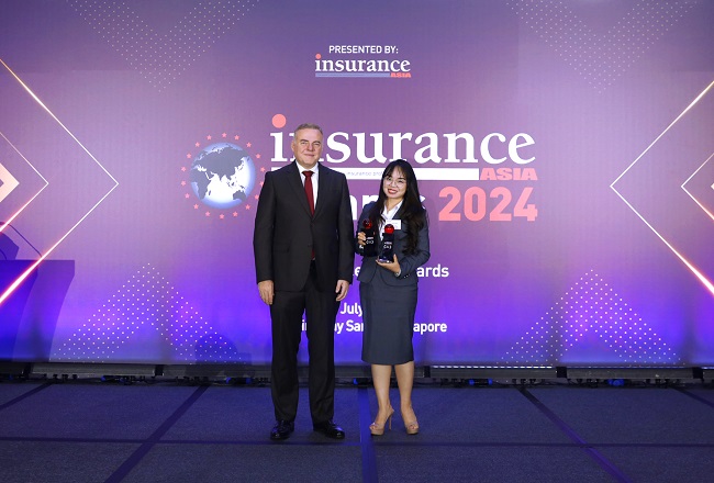 Ms. Bui Thi Thu Huong - Deputy General Director of OPES in charge of Business, representing OPES to receive the Insurance Asia Award 2024 in Singapore