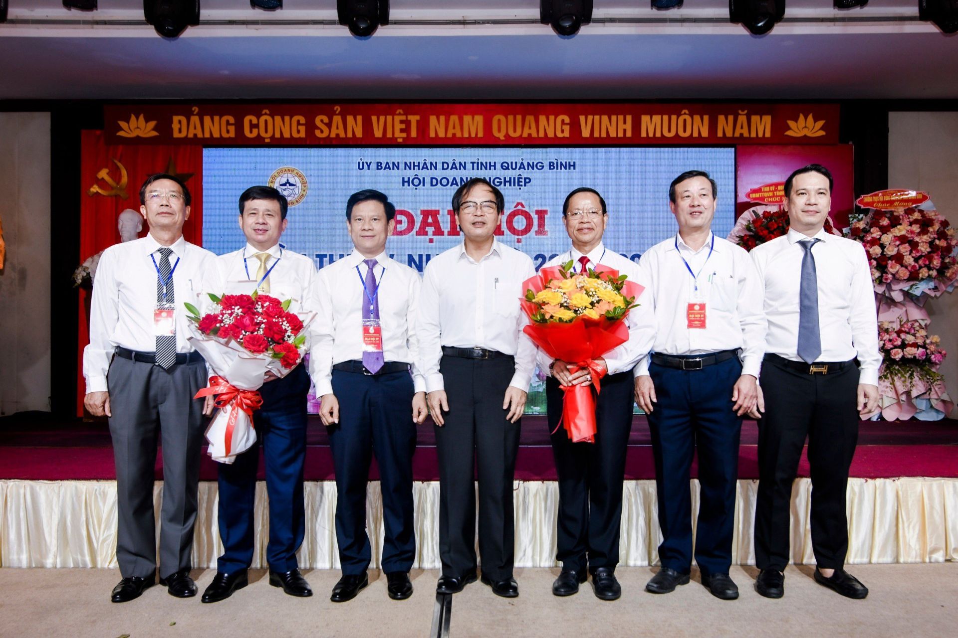 TS. Tô Hoài Nam tặng hoa Lãnh đạo Hội nhiệm kỳ mới.