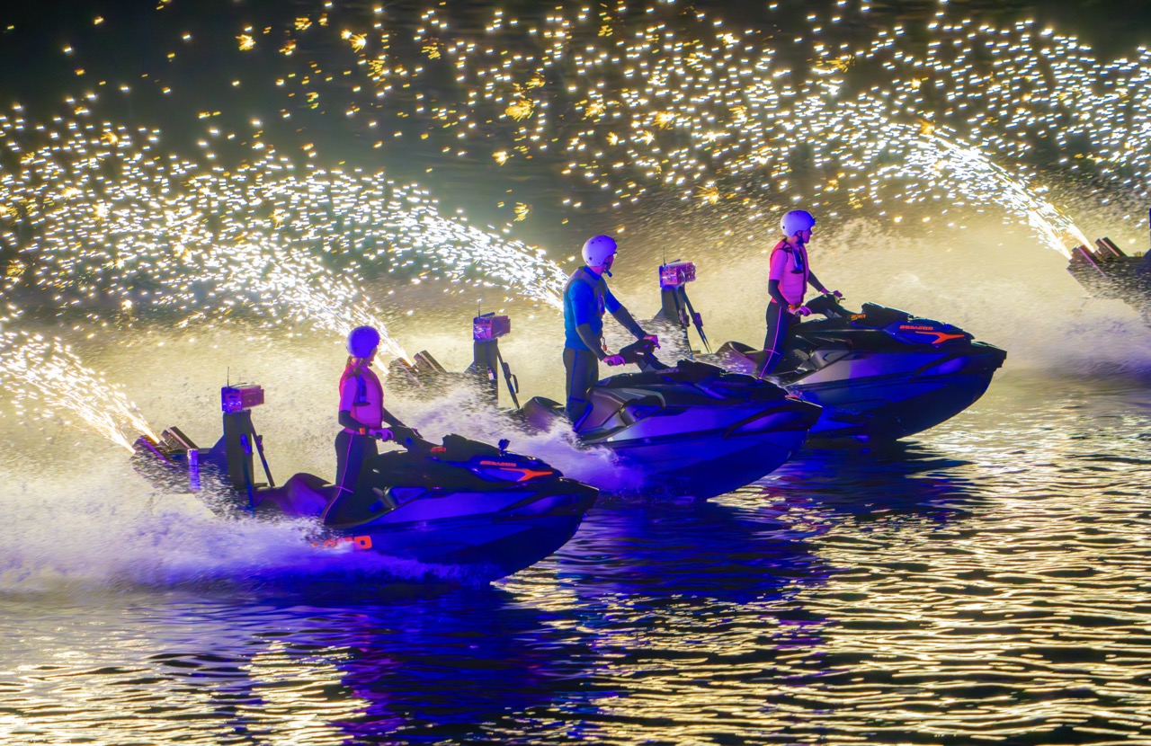 Màn “đạp gió, rẽ sóng” của dàn vận động viên Jetski mang theo những chùm pháo sáng lấp lánh