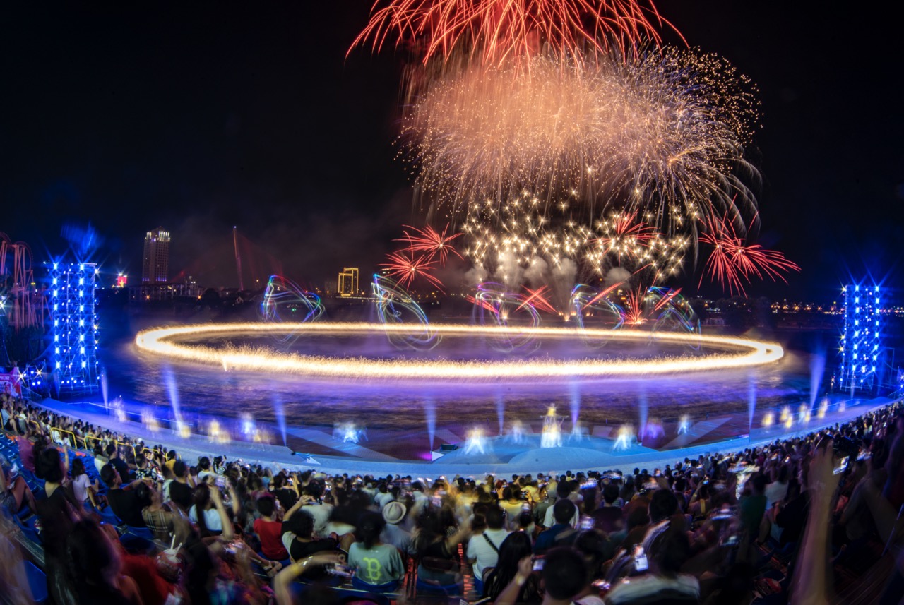 Âm thanh, ánh sáng, pháo hoa cùng hòa quyện, tạo nên một show diễn ấn tượng tại Da Nang Downtown