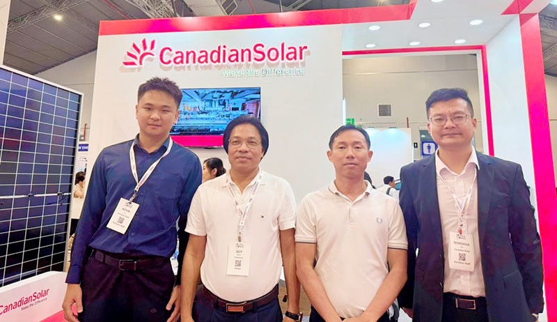 Đại diện Alena Energy và Canadian Solar  tại triển lãm