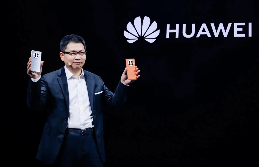 Ông Richard Yu Chengdong giới thiệu mẫu điện thoại thông minh dòng Mate 50 của Huawei tại buổi ra mắt sản phẩm vào ngày 6 tháng 9 năm 2022