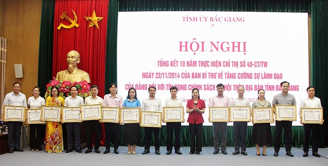 Đồng chí Lê Thị Thu Hồng - Phó Bí thư Thường trực Tỉnh ủy Bắc Giang trao Bằng khen của Chủ tịch UBND tỉnh cho các tập thể.