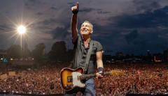 Nghệ sĩ guitar lừng danh Bruce Springsteen trở thành tỷ phú