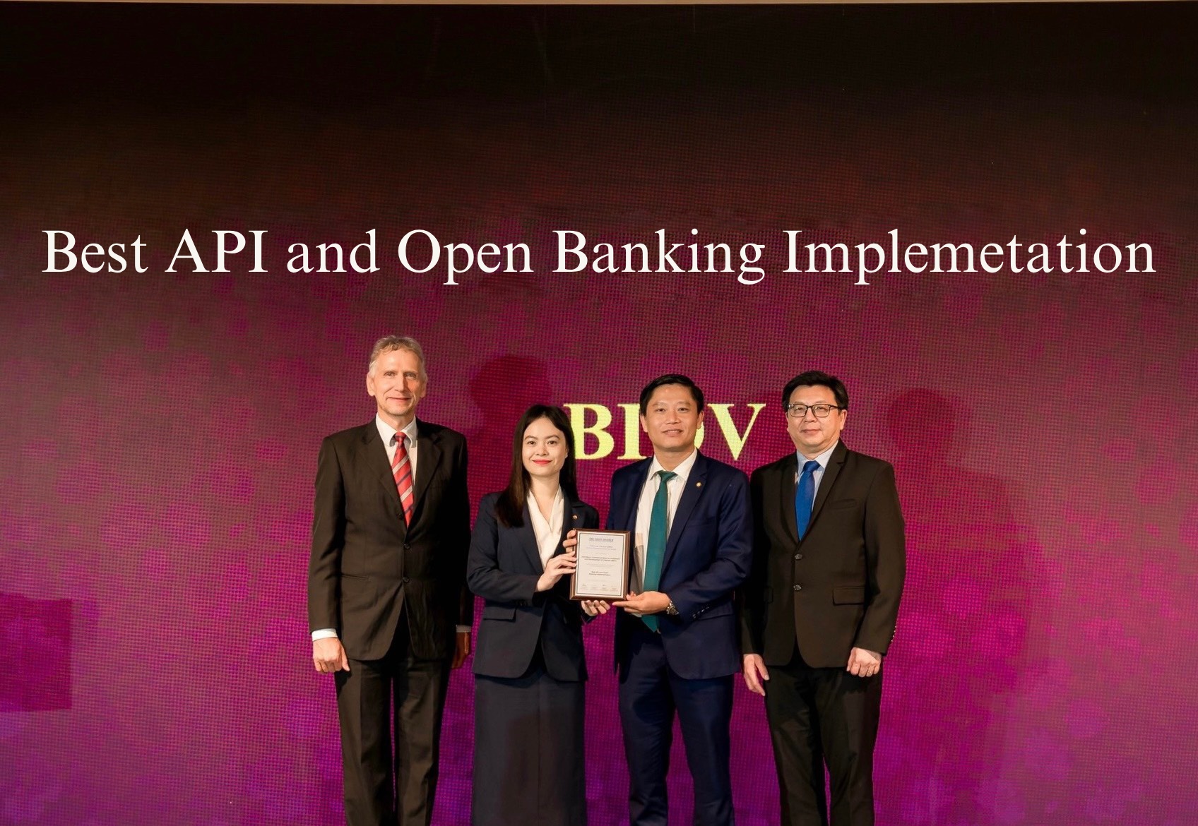 Mr. Nguyen Chien Thang (Director of BIDV Digital Banking Development Center) and Ms. Bui Minh Trang (Deputy Director of BIDV Wholesale Product Policy Department) received the award