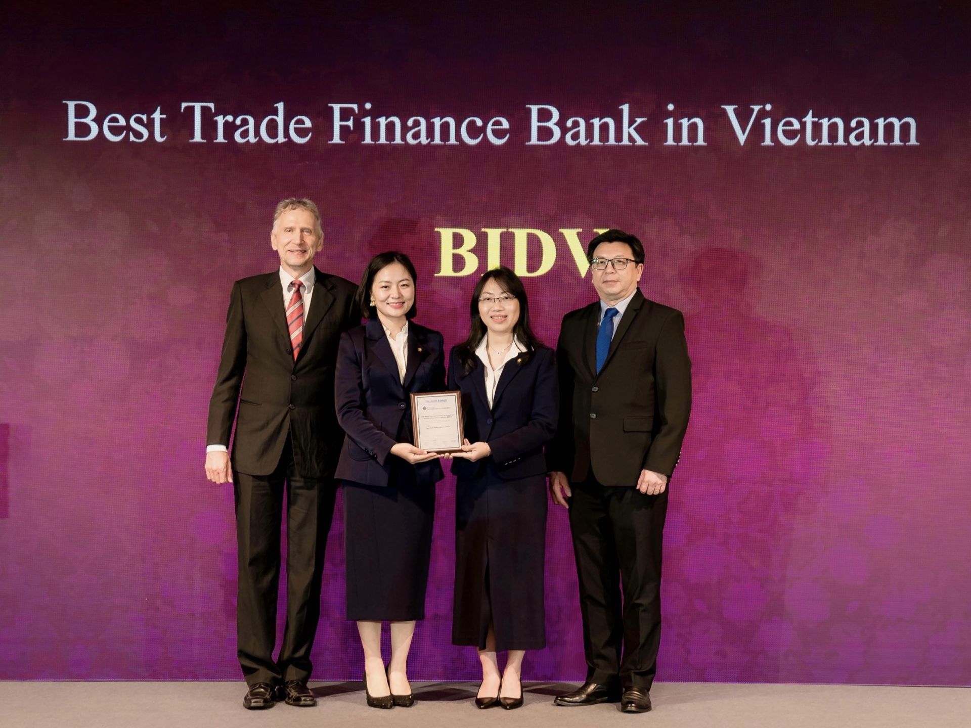 Ms. Dang Hoai Ly (Deputy Director of BIDV Trade Finance Operations Center) and Ms. Pham Minh Chau (Deputy Director of BIDV Wholesale Product Policy Department) received the award