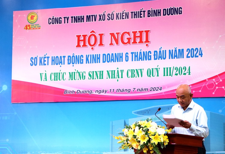 Ông Trần Trọng Nghĩa – Phó Giám đốc Công ty trình bày Báo cáo sơ kết tình hình công tác 6 tháng đầu năm 2024 và nhiệm vụ công tác 6 tháng cuối năm 2024