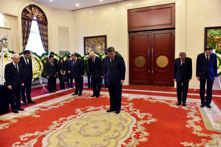 General Secretary and President of China Xi Jinping (center) and officials bowed before the portrait of General Secretary Nguyen Phu Trong at the Vietnamese Embassy in Beijing on July 20