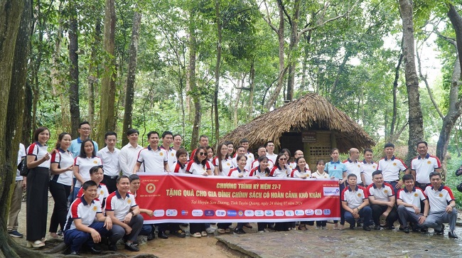 Đoàn đại biểu Hội doanh nghiệp huyện Gia Lâm chụp ảnh lưu niệm tại