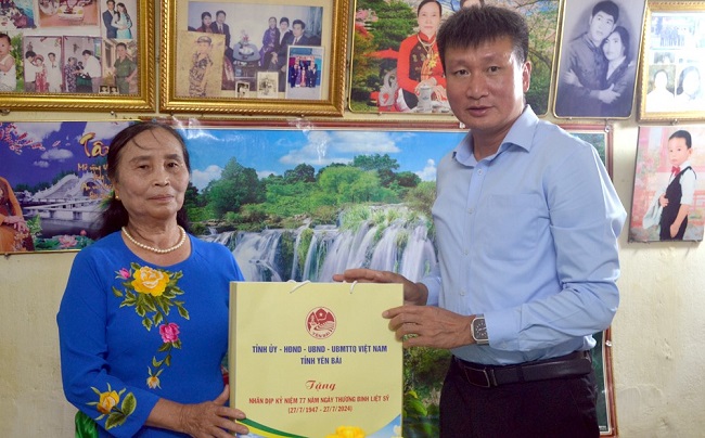 Chủ tịch UBND tỉnh Trần Huy Tuấn thăm hỏi, tặng quà, động viên bà Nguyễn Thị Hạnh, ở tổ dân phố Phúc Thọ, phường Nguyễn Phúc