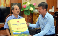 Chủ tịch UBND tỉnh Yên Bái thăm, tặng quà các gia đình chính sách tại thành phố Yên Bái