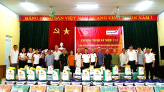 Hà Nội: Hội Doanh nghiệp huyện Gia Lâm trao tặng 50 xuất quà cho gia đình chính sách có hoàn cảnh khó khăn tại huyện Sơn Dương, tỉnh Tuyên Quang