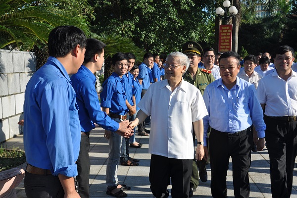 Tổng Bí thư Nguyễn Phú Trọng thăm hỏi, động viên cán bộ, kỹ sư, người lao động làm việc tại Khu Kinh tế Nghi Sơn