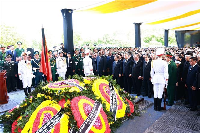 Các đồng chí lãnh đạo, nguyên lãnh đạo Đảng, Nhà nước, đại biểu trong nước và quốc tế mặc niệm Tổng Bí thư Nguyễn Phú Trọng. Ảnh: TTXVN