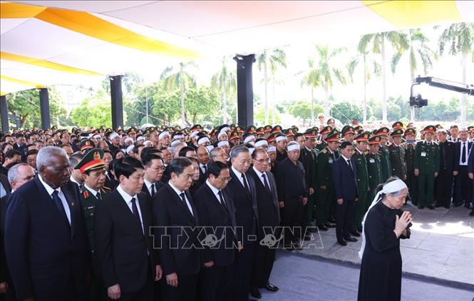 Phu nhân Tổng Bí thư cùng các đồng chí lãnh đạo, nguyên lãnh đạo Đảng, Nhà nước, đại biểu trong nước và quốc tế mặc niệm Tổng Bí thư Nguyễn Phú Trọng. Ảnh: TTXVN