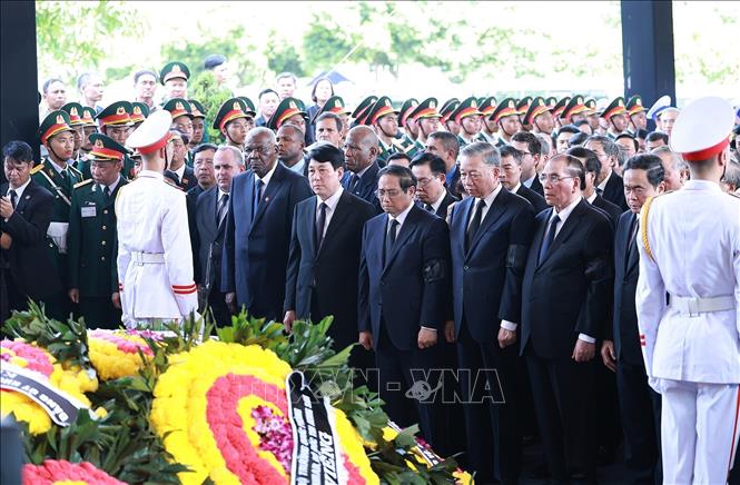 Các đồng chí lãnh đạo, nguyên lãnh đạo Đảng, Nhà nước, đại biểu trong nước và quốc tế tại Lễ an táng Tổng Bí thư Nguyễn Phú Trọng. Ảnh: TTXVN