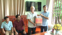 Đảng ủy Khối Doanh nghiệp tỉnh Hà Nam thăm, tặng quà đối tượng chính sách xã Liêm Sơn