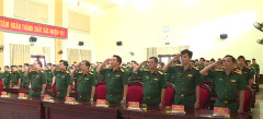 Cán bộ, chiến sĩ cơ quan Bộ Chỉ huy Quân sự tỉnh Quảng Trị theo dõi chương trình trực tiếp Lễ truy điệu và an táng đồng chí Tổng Bí thư Nguyễn Phú Trọng