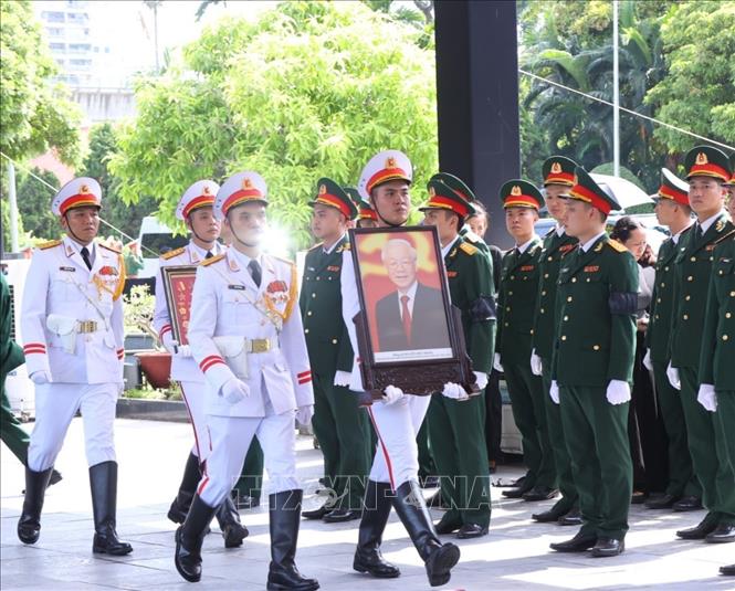 Đội nghi lễ chuyển di ảnh Tổng Bí thư Nguyễn Phú Trọng tới vị trí tổ chức Lễ an táng. Ảnh: TTXVN