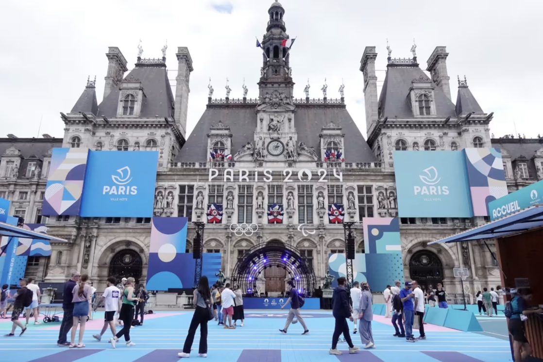 Khách sạn Hotel de Ville được trang hoàng cho Thế vận hội Olympic tại Paris