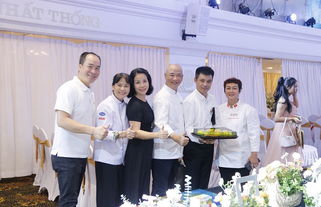 Ông Phạm Tuấn Hải - Masterchef Việt Nam chụp ảnh lưu niệm cùng các nghệ nhân