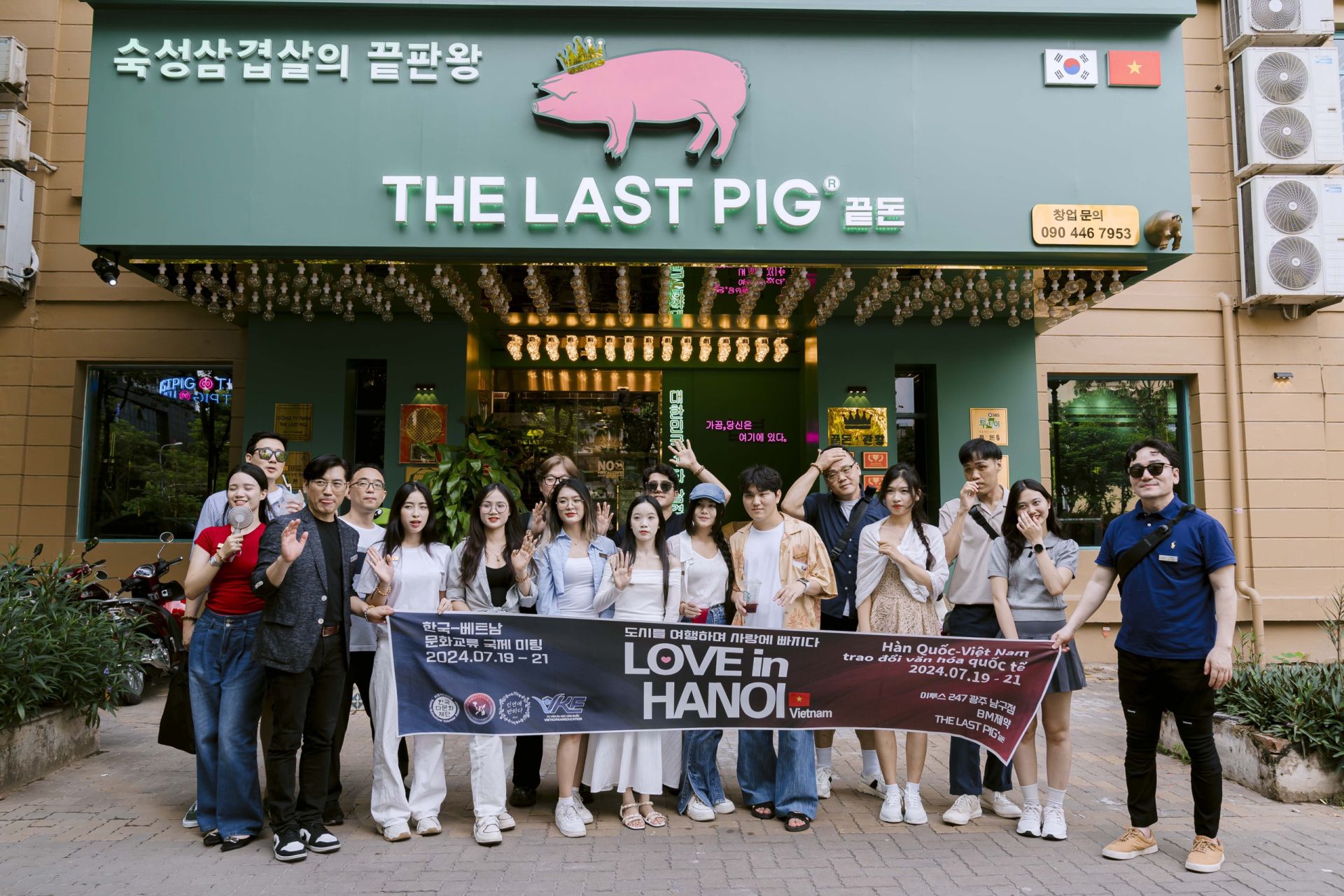 Vietnamese and Korean young people engage in cultural and culinary exchanges at Last Pig, a restaurant specializing in Korean cuisine in Hanoi