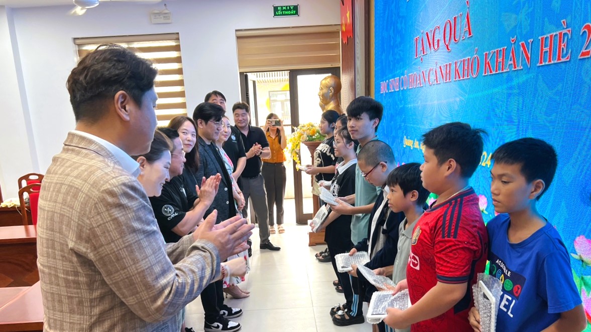 The students received the tablets during the donation ceremony