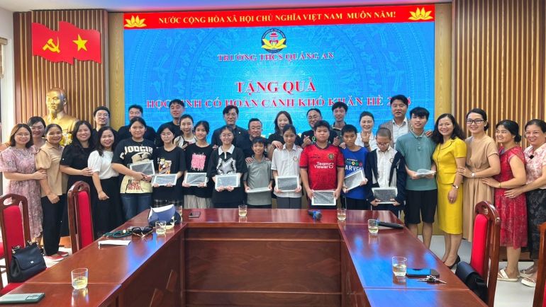 Korean Multicultural Organization donated tablets to Quang An secondary school