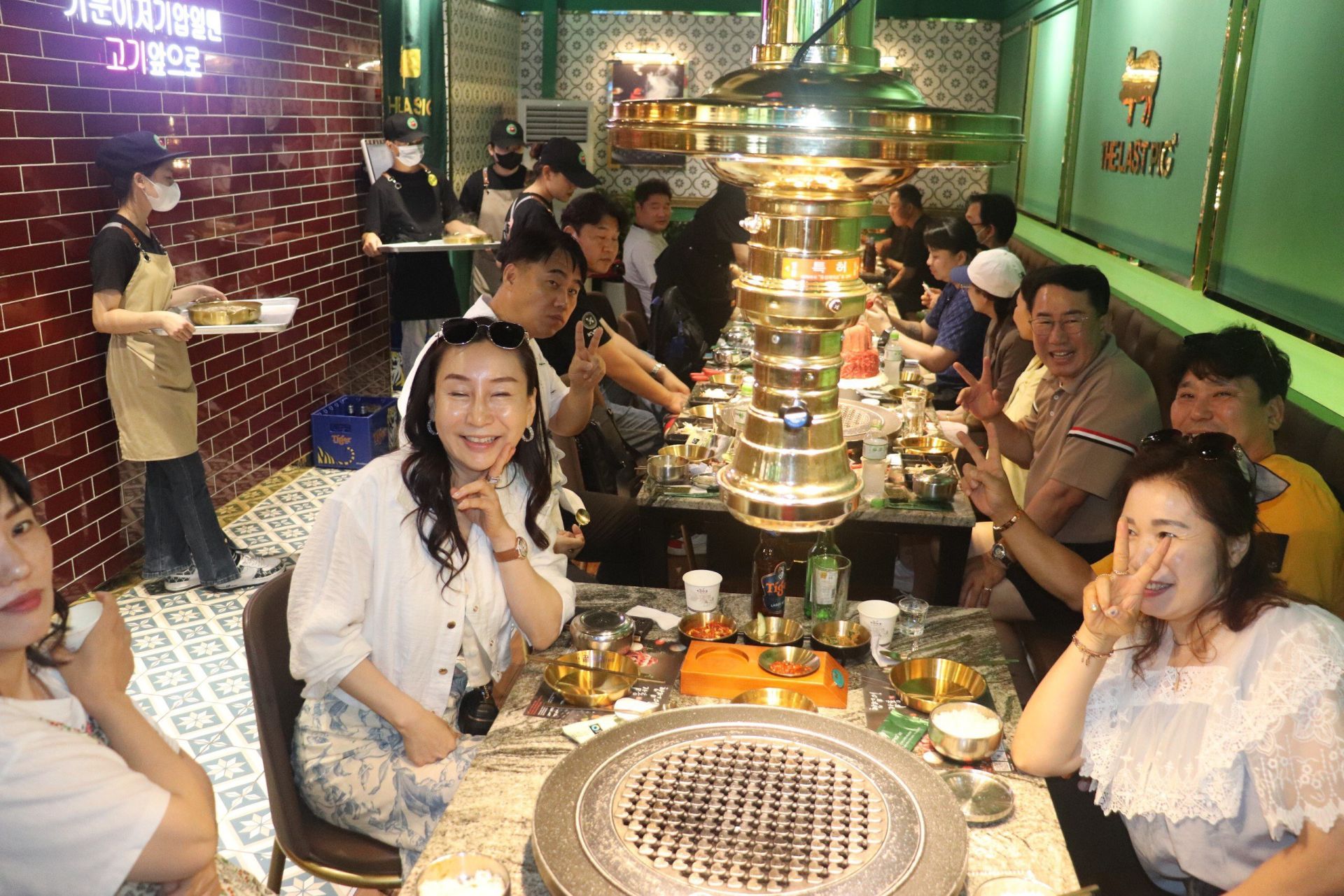 Korean tourists have lunch at Last Pig restaurant (Nam Tu Liem, Hanoi)