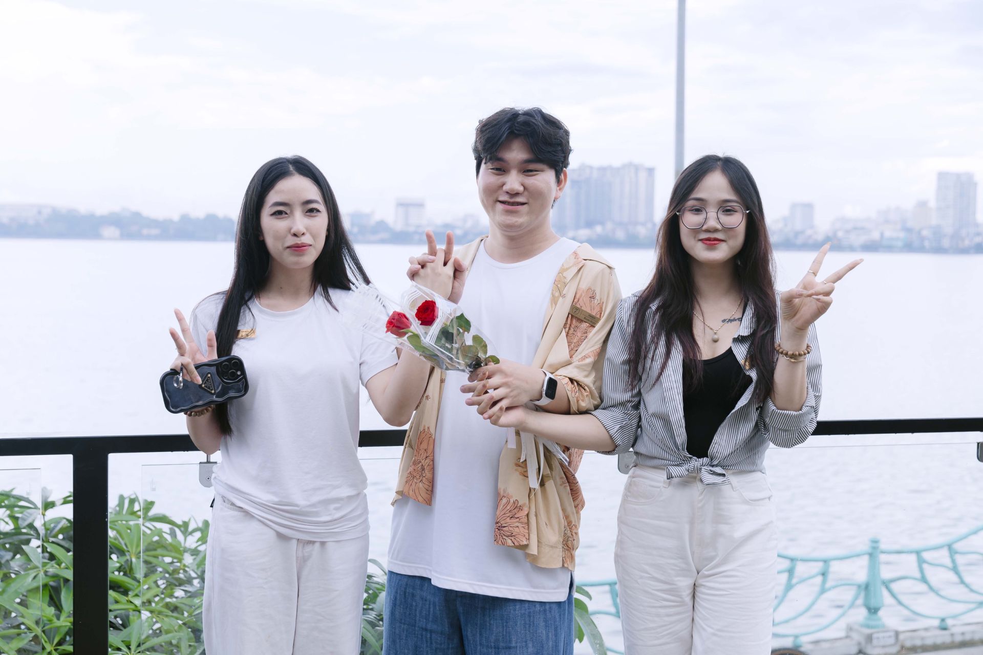 Vietnamese and Korean youth happily converse and take commemorative photos at a café near West Lake (Tay Ho District, Hanoi)