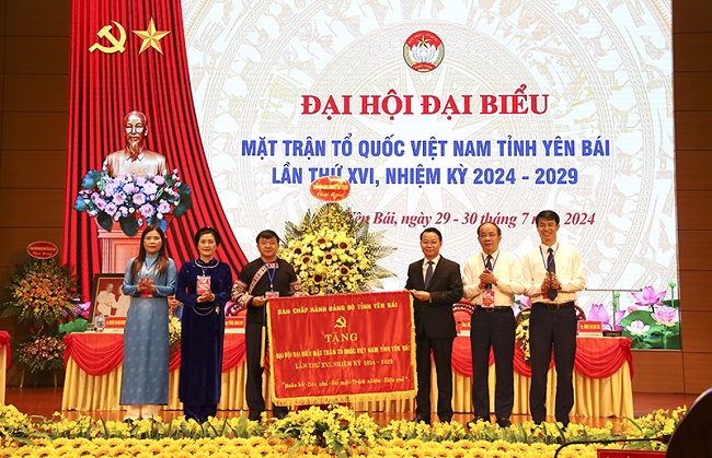 Đồng chí Bí thư Tỉnh ủy Đỗ Đức Duy Tặng Đại hội Bức Cờ thêu mang dòng chữ: Đoàn kết - Dân chủ - Đổi mới - Trách nhiệm - Hiệu quả.