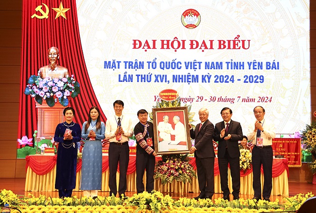 Đồng chí Đỗ Văn Chiến - Ủy viên Bộ Chính trị, Bí thư Trung ương Đảng, Chủ tịch Ủy ban Trung ương MTTQ Việt Nam tặng Đại hội bức tranh “Bác Hồ - Bác Tôn”, biểu tượng cao đẹp của khối đại đoàn kết toàn dân tộc