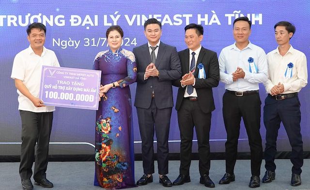 VinFast Hà Tĩnh đã trao tặng 100 triệu đồng cho Quỹ Hỗ trợ xây dựng mái ấm Quỹ 