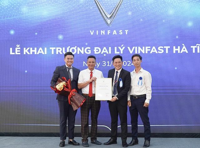 Đại diện VinFast Việt Nam trao giấy chứng nhận ủy quyền cho VinFast Hà Tĩnh