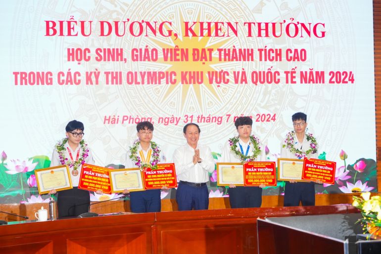 Bí thư Thành ủy Lê Tiến Châu trao Bằng khen và tặng thưởng cho 04 học sinh đạt Huy chương tại các Kỳ thi Olympic khu vực và quốc tế, năm học 2023-2024.