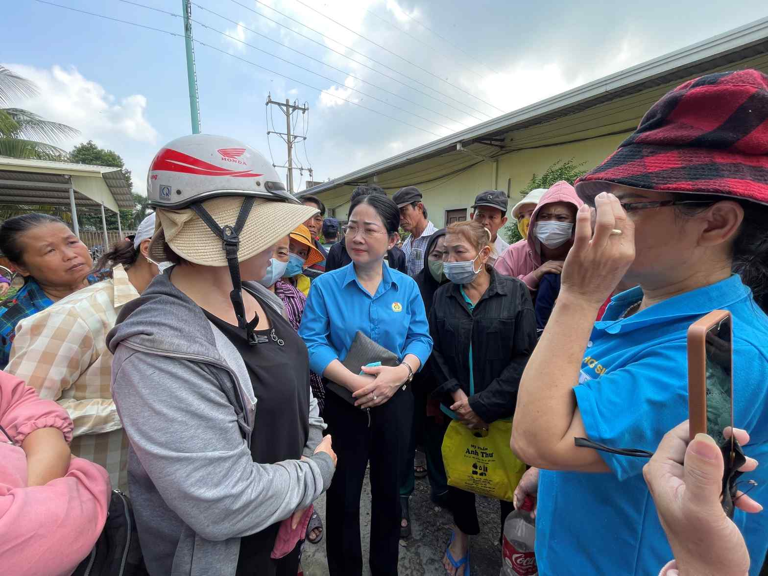 Các ngành chức năng tỉnh Bình Dương đã kịp thời xuống hỗ trợ người lao động của Công ty CP Xuất nhập khẩu Hoàng Sinh