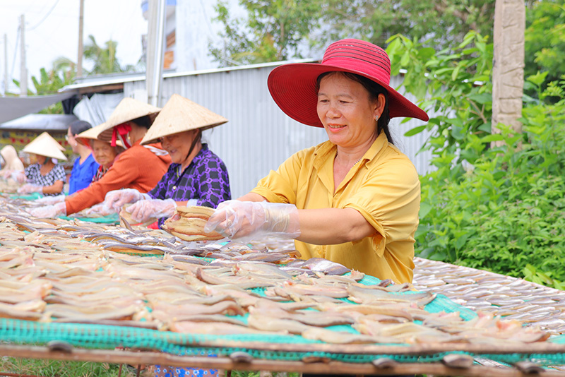 Chị Hồ Thị Trinh - chủ Cơ sở khô Tú Trinh, ấp Phú Thọ B, xã Phú Thọ (bìa phải) khởi nghiệp thành công và giúp nhiều lao động tại địa phương có việc làm ổn định