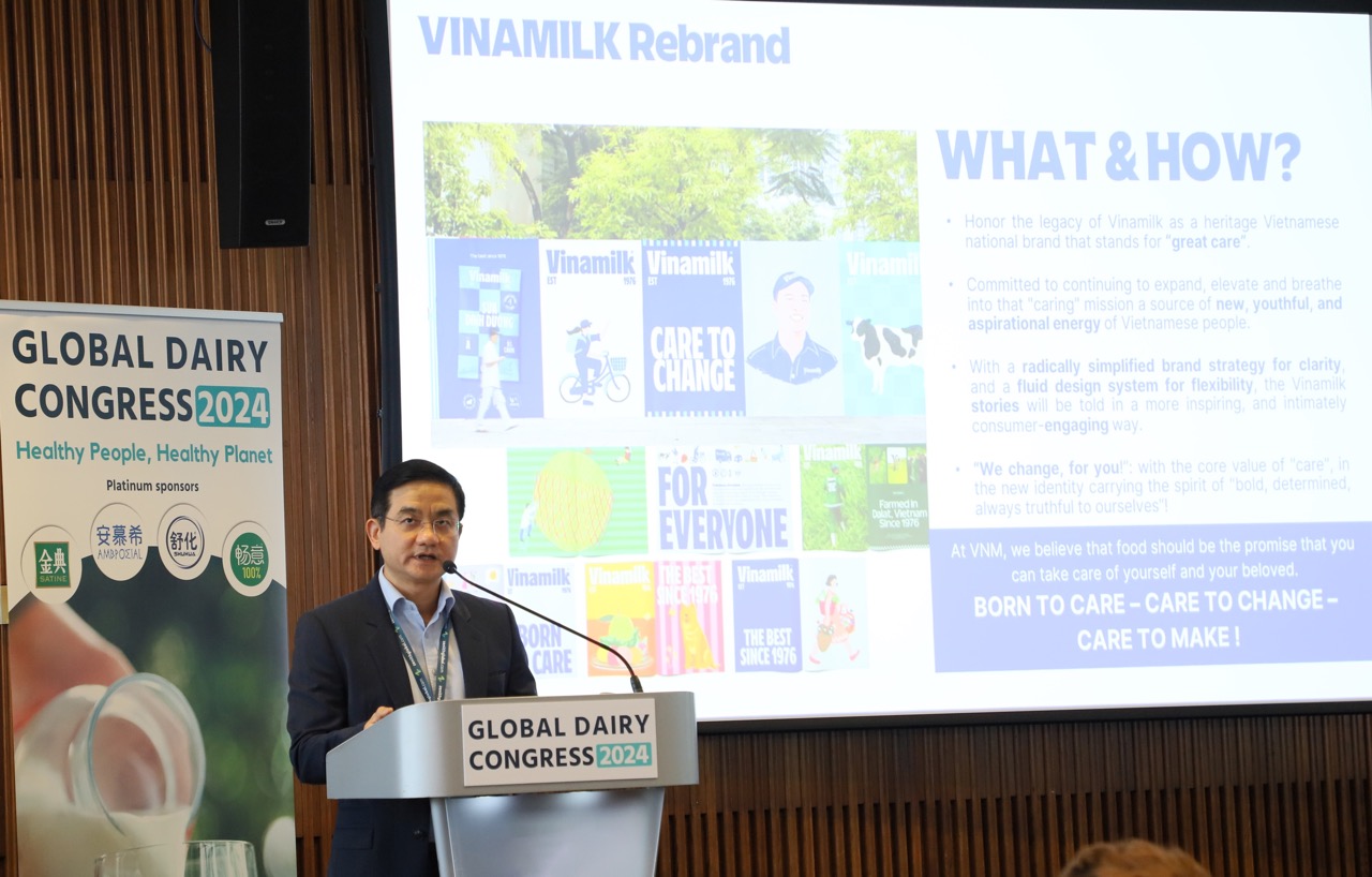 A Vinamilk representative discussed sustainability and innovation strategies at the Global Dairy Conference 2024 held in the UK