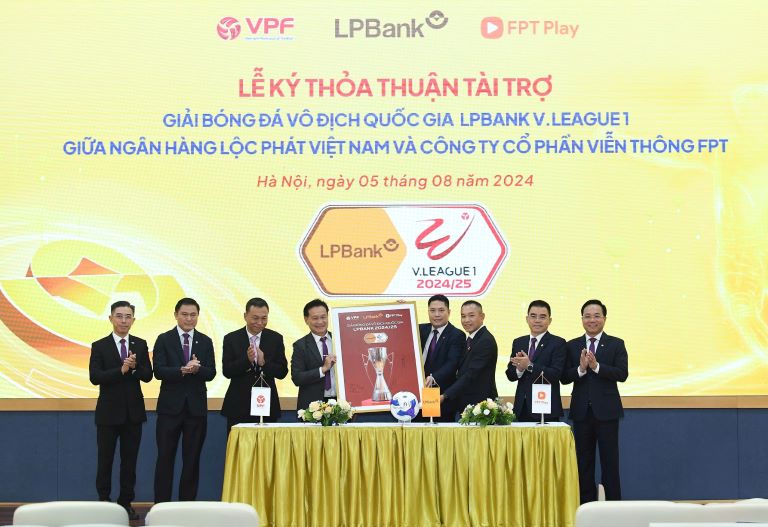 Ảnh minh họaĐại diện LPBank, ông Nguyễn Văn Thùy - Phó Chủ tịch HĐQT cùng Lãnh đạo Công ty VPF, công ty FPT PLay ký tranh lưu niệm, kỳ vọng một mùa giải LPBank V.League 1 - 2024/25 thành công