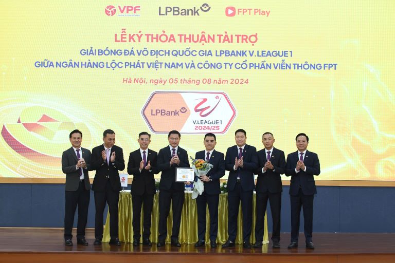 Ảnh minh họaÔng Hồ Nam Tiến - Phó Chủ tịch HĐQT, Tổng Giám đốc LPBank nhận bảng danh vị và hoa chúc mừng từ Lãnh đạo Công ty VPF, công ty FPT PLay