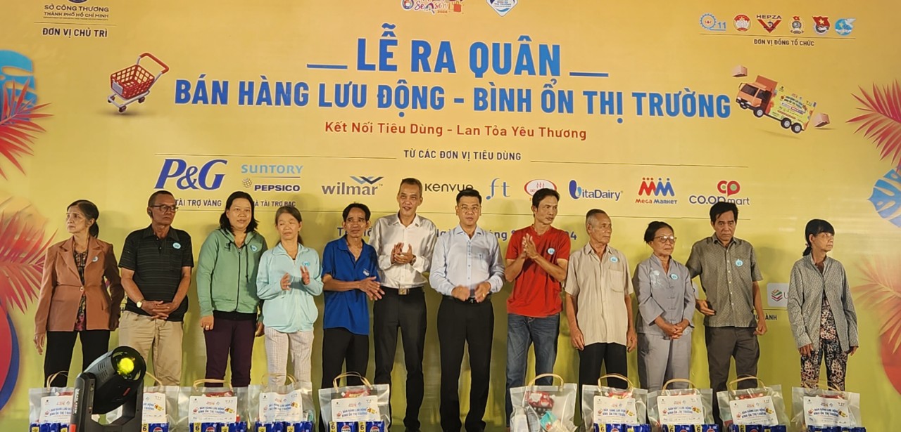 Nhiều người lao động tại các khu công nghiệp và tại các quận huyện có hoàn cảnh khó khăn được hỗ trợ các phần quà từ ban tổ chức