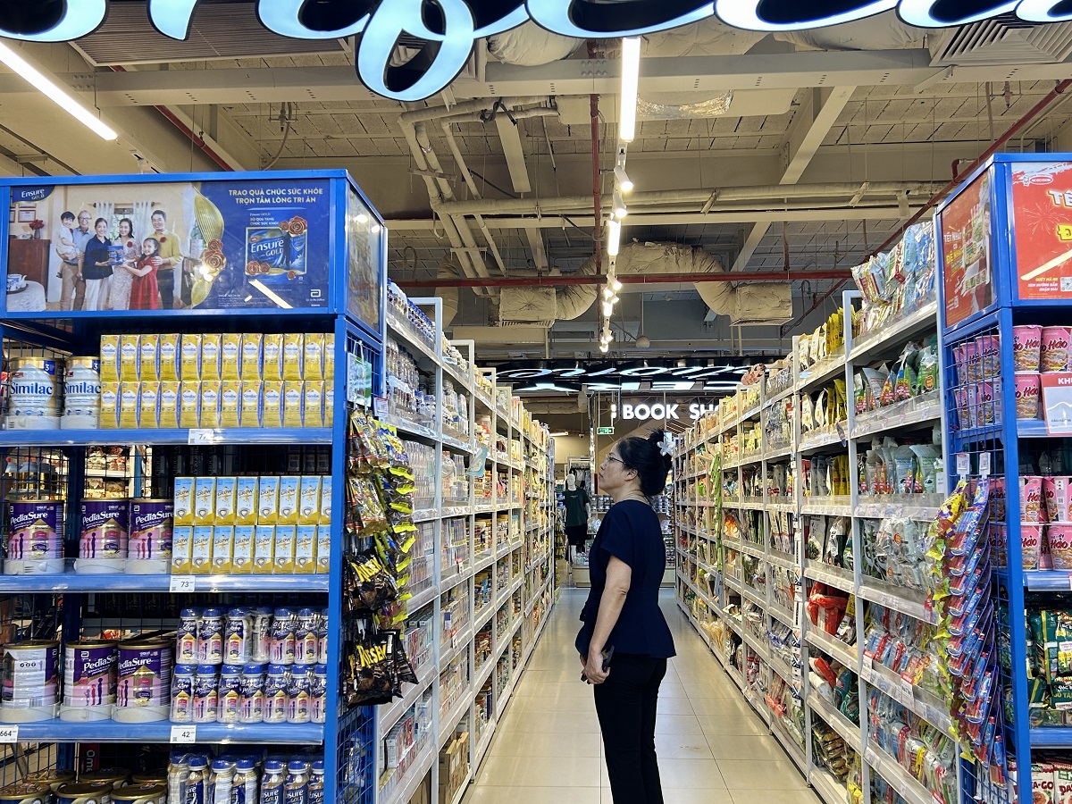 Khách hàng mua sắm tại WinMart.JPG