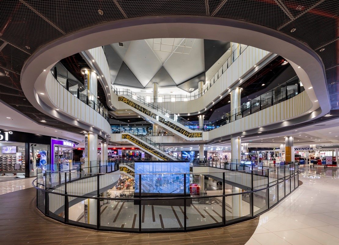 Large-scale shopping centers are often designed with modern architecture, open spaces, and diverse amenities such as elevator systems, spacious parking lots, children’s play areas, and green spaces